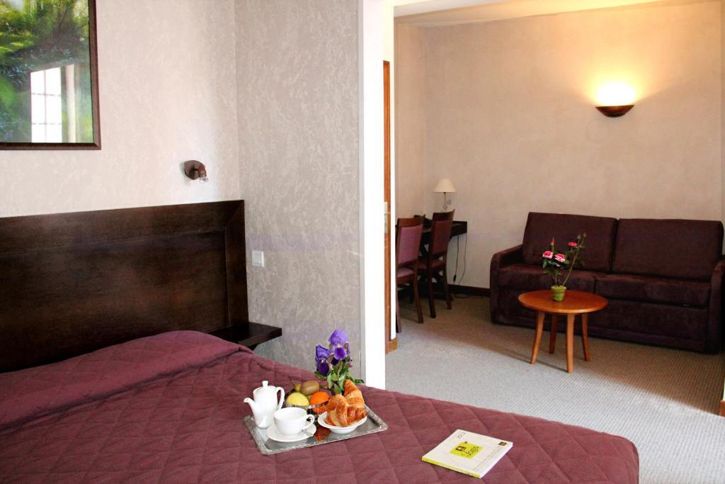 Logis Des Trois Maures 호텔 Couches 객실 사진
