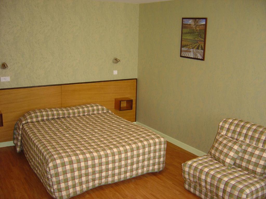 Logis Des Trois Maures 호텔 Couches 외부 사진