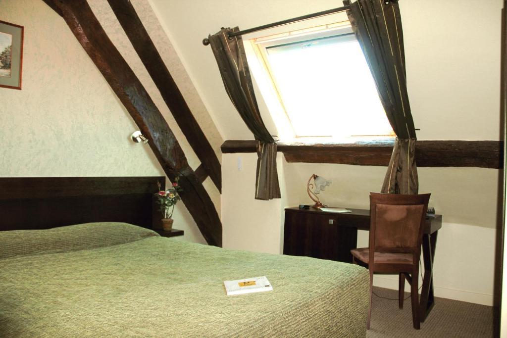 Logis Des Trois Maures 호텔 Couches 객실 사진