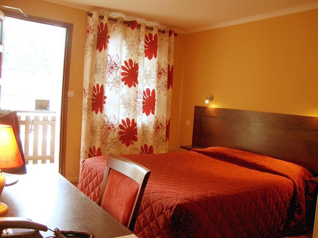 Logis Des Trois Maures 호텔 Couches 객실 사진