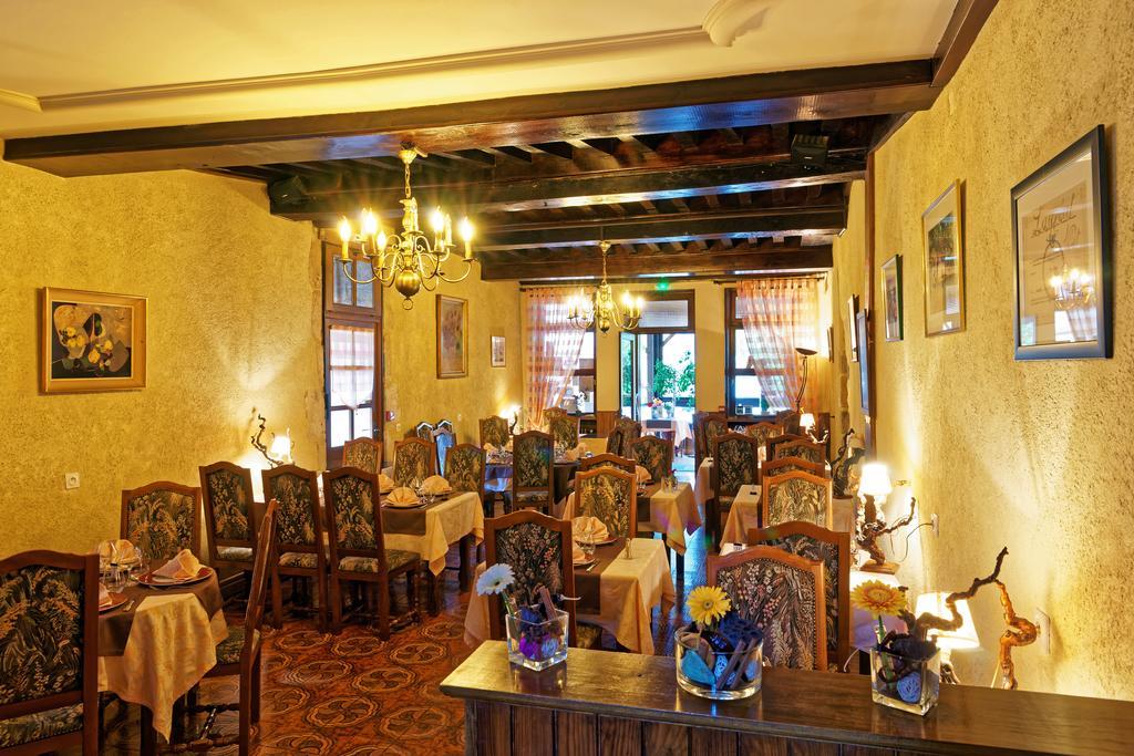 Logis Des Trois Maures 호텔 Couches 외부 사진